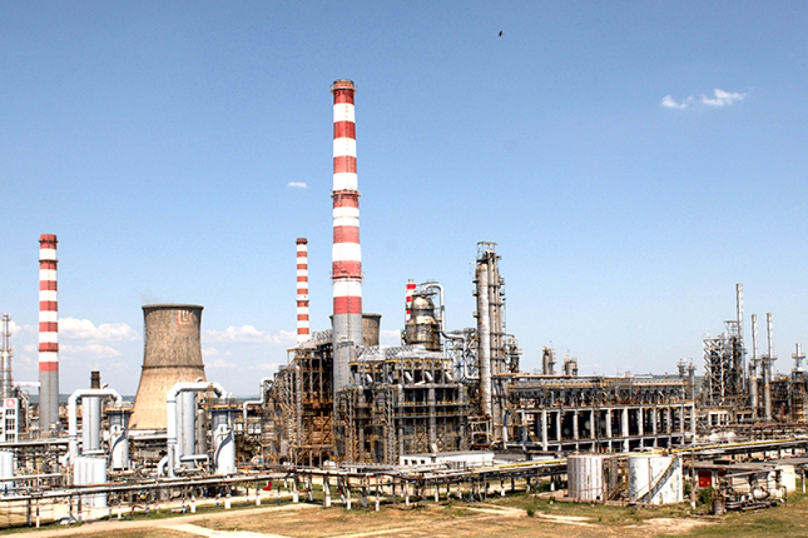 Un turn de racire vechi al Rafinariei Petrotel Lukoil Ploiesti a fost demolat