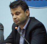 Primarul Adrian Dobre i-a parat pe consilierii Caludia Salceanu si Bogdan Hodorog ca voteaza ”stramb”