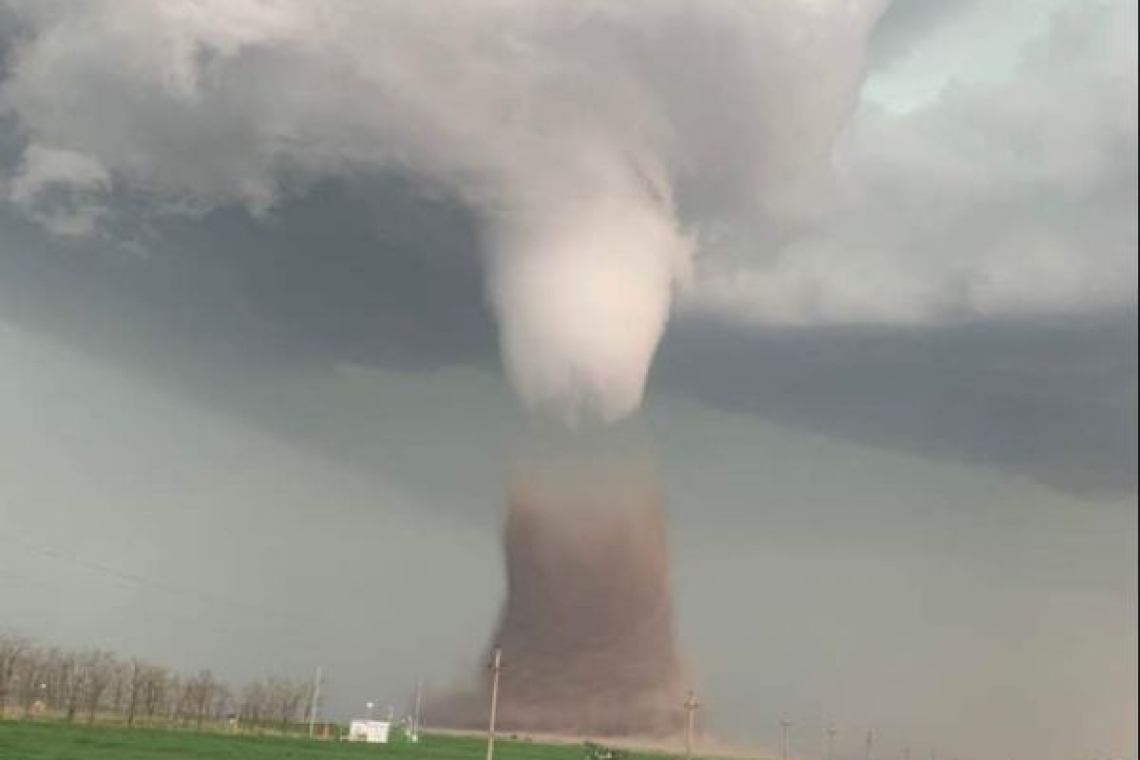 A fost prăpăd! Un autocar a fost răsturnat de tornada de pe Autostrada Soarelui