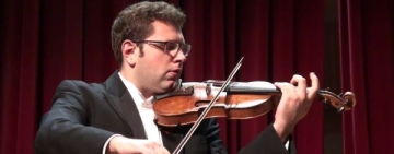 A studiat la Royal Academy of Music din Londra și joi seară vine în premieră pe scena Filarmonicii din Ploiești