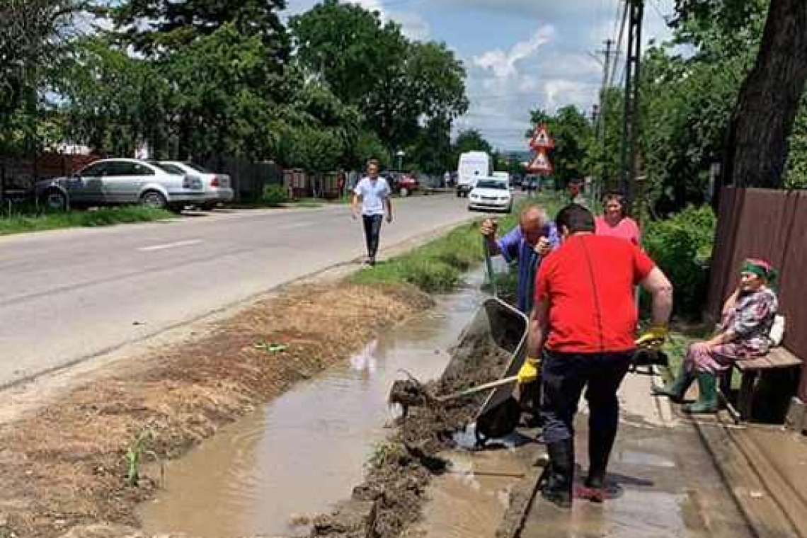 Directorul Filarmonicii din Ploiești a pus mâna pe lopată și a ajutat prahovenii din Valea Călugărească