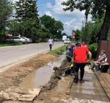 Directorul Filarmonicii din Ploiești a pus mâna pe lopată și a ajutat prahovenii din Valea Călugărească