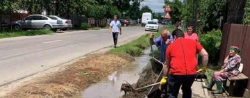 Directorul Filarmonicii din Ploiești a pus mâna pe lopată și a ajutat prahovenii din Valea Călugărească