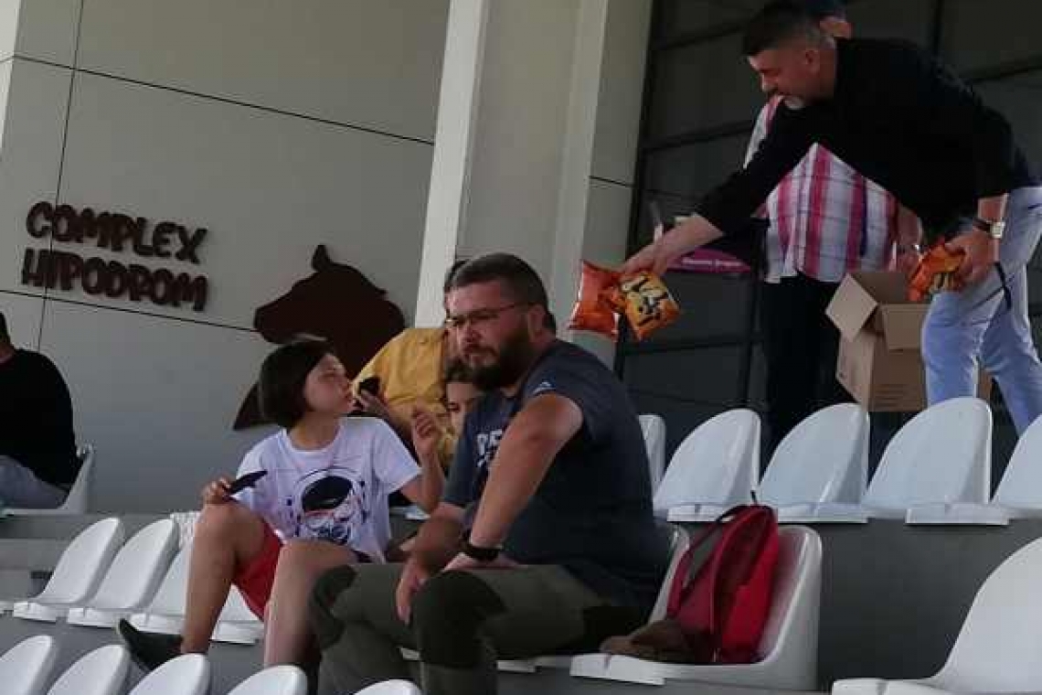 Copiii prezenți în tribunele Hipodromului Ploiești au primit dulciuri