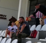 Copiii prezenți în tribunele Hipodromului Ploiești au primit dulciuri