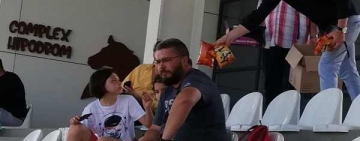 Copiii prezenți în tribunele Hipodromului Ploiești au primit dulciuri
