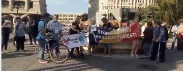 15 persoane au protestat la Ploiești împotriva poluării orașului