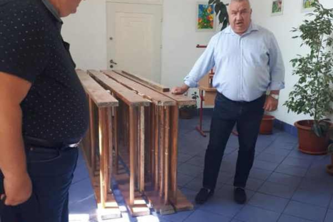 Viceprimarul Cristian Ganea supraveghează lucrările de întreținere care se fac la școlile din Ploiești