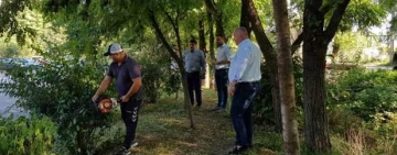 Continuă acțiunile de igienizare și salubrizare a spațiilor verzi din zona Pârâului Dâmbu