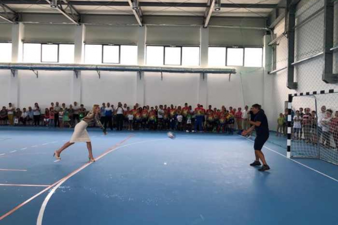 Uite-o pe deputatul Laura Moagher! N-ai mai văzut-o niciodată facând așa ceva!