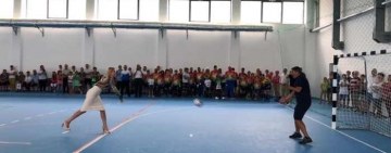 Uite-o pe deputatul Laura Moagher! N-ai mai văzut-o niciodată facând așa ceva!