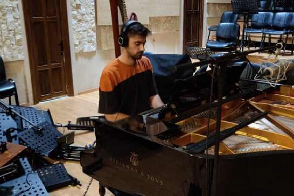 Liviu Teodorescu a fost astăzi la Filarmonica din Ploiești! Vezi ce a făcut acolo!