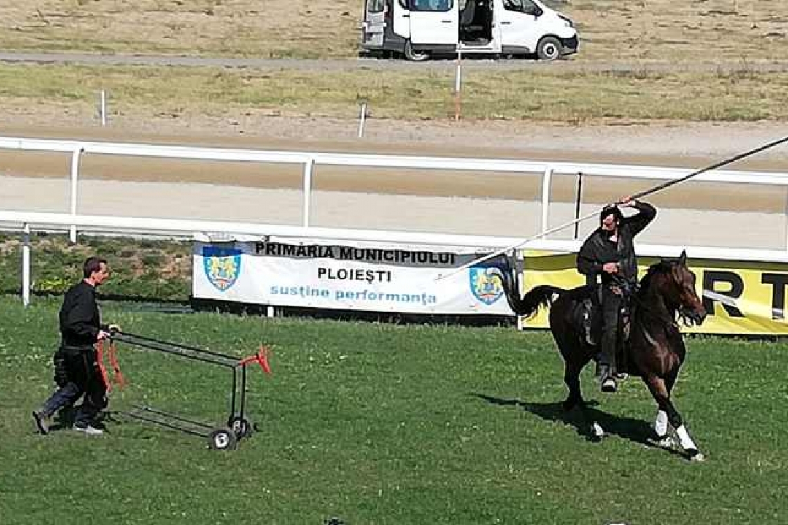 A vibrat din nou tribuna! Show adevărat cu actorul Denis Ștefan pe Hipodromul Ploiești