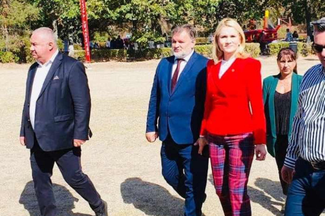 Știe doar să se distreze pe bani publici și să vândă gogoși ploieștenilor!