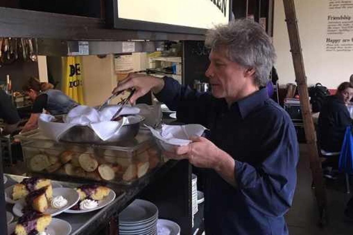 Jon Bon Jovi a deschis două restaurante unde oamenii săraci pot mânca fără să plătească