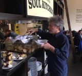 Jon Bon Jovi a deschis două restaurante unde oamenii săraci pot mânca fără să plătească