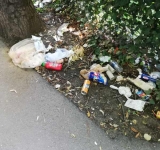 Se pare că nu e suficient! Amenzile polițiștilor locali nu-i împiedică pe ploieșteni să arunce gunoiul aiurea prin oraș