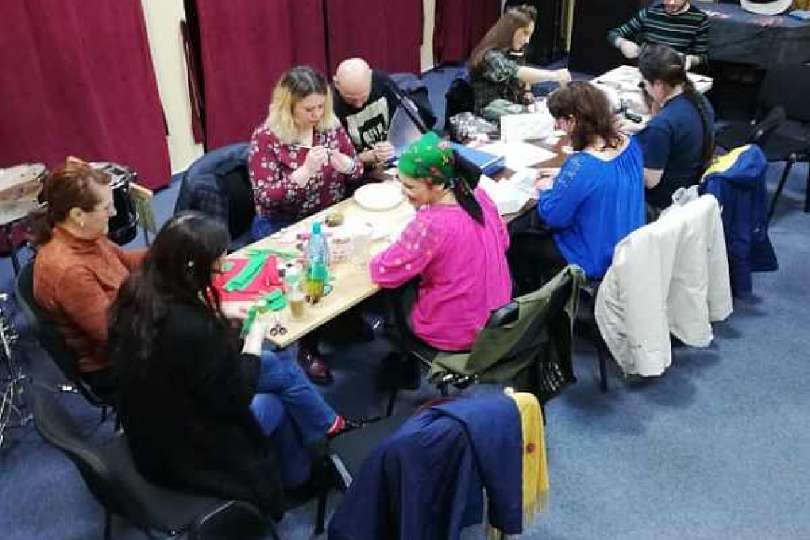 Angajații Filarmonicii din Ploiești au făcut mărțișoare pe care le vor vinde în scop caritabil