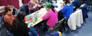 Angajații Filarmonicii din Ploiești au făcut mărțișoare pe care le vor vinde în scop caritabil