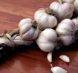 Nu scapi de coronavirus dacă mănânci o funie de usturoi pe zi