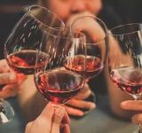 Se închid cârciumile! De acum înainte șprițul se va bea doar pe chat!