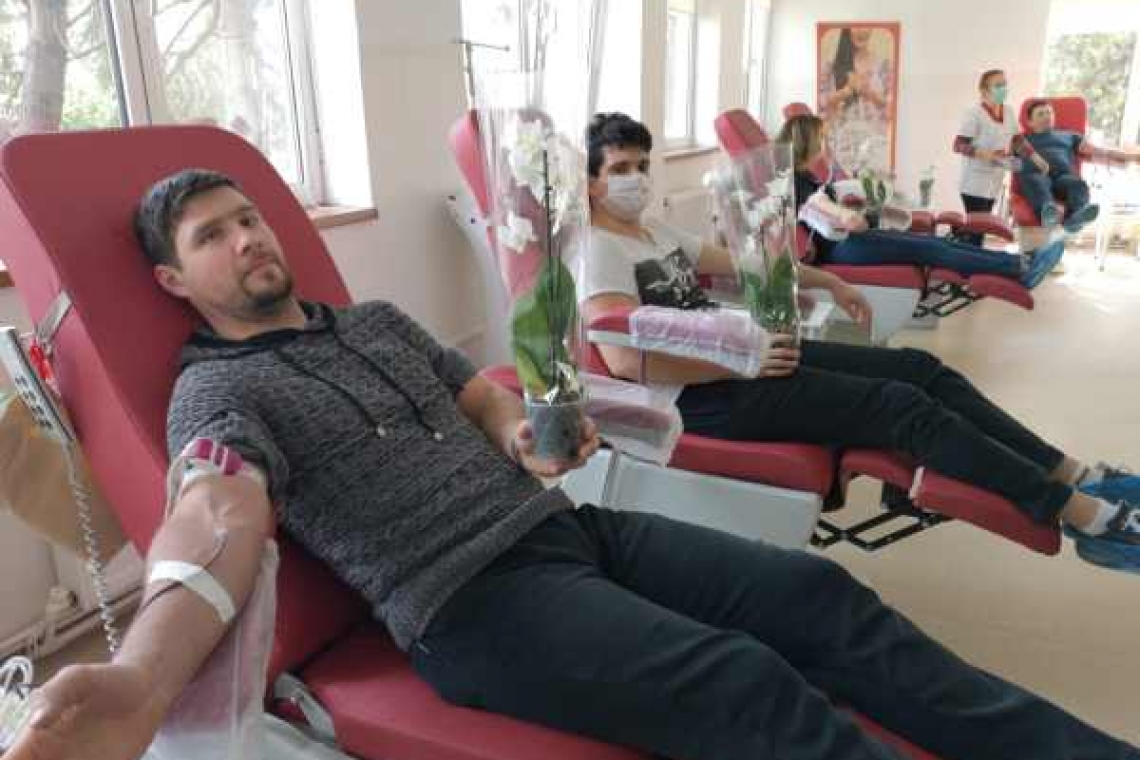 Orhidee pentru donatorii de sânge și pentru personalul medical al Centrului de Transfuzii din Ploiești