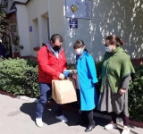 Filarmonica ”Paul Constantinescu” a donat măști de protecție spitalelor din oraș