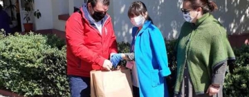 Filarmonica ”Paul Constantinescu” a donat măști de protecție spitalelor din oraș