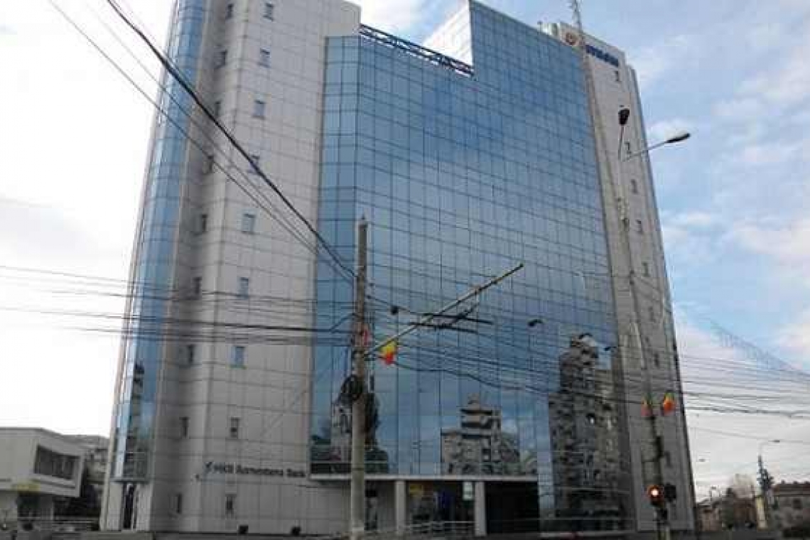 Anunțuri lipite la mișto la avizierul de la intrarea în sediul Primăriei Ploiești