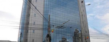 Anunțuri lipite la mișto la avizierul de la intrarea în sediul Primăriei Ploiești