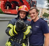 Pompierii prahoveni au salvat de la moarte o rândunică rămasă captivă în plasa unui bloc din Ploiești