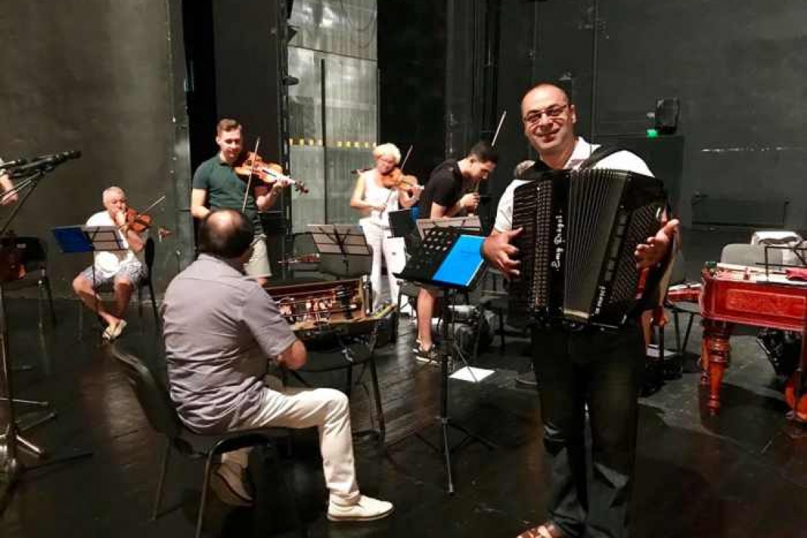 Concert susținut de Emy Drăgoi în curtea Teatrului Toma Caragiu din Ploiești