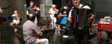 Concert susținut de Emy Drăgoi în curtea Teatrului Toma Caragiu din Ploiești