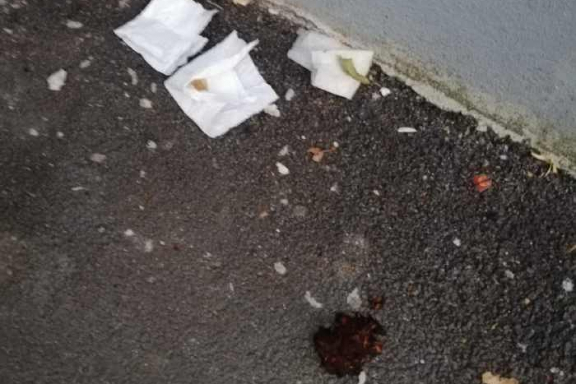 S-au căcat lângă pereții exteriori ai magazinului Mega Image din Bobâlna! Dar s-au șters și la fund...