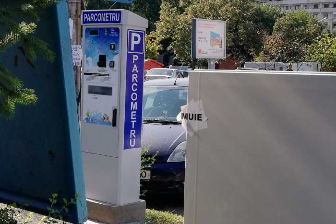 Mergem înainte cu ea! Ploieștenii își exprima opinia anti lângă panoul electoral de la Halele Centrale