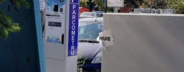 Mergem înainte cu ea! Ploieștenii își exprima opinia anti lângă panoul electoral de la Halele Centrale