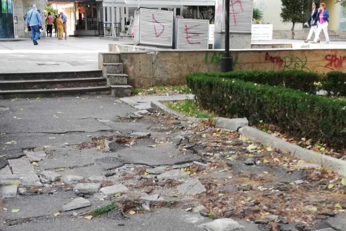 Nici pămâtul nu mai suportă! A explodat asfaltul în centrul Ploieștiului