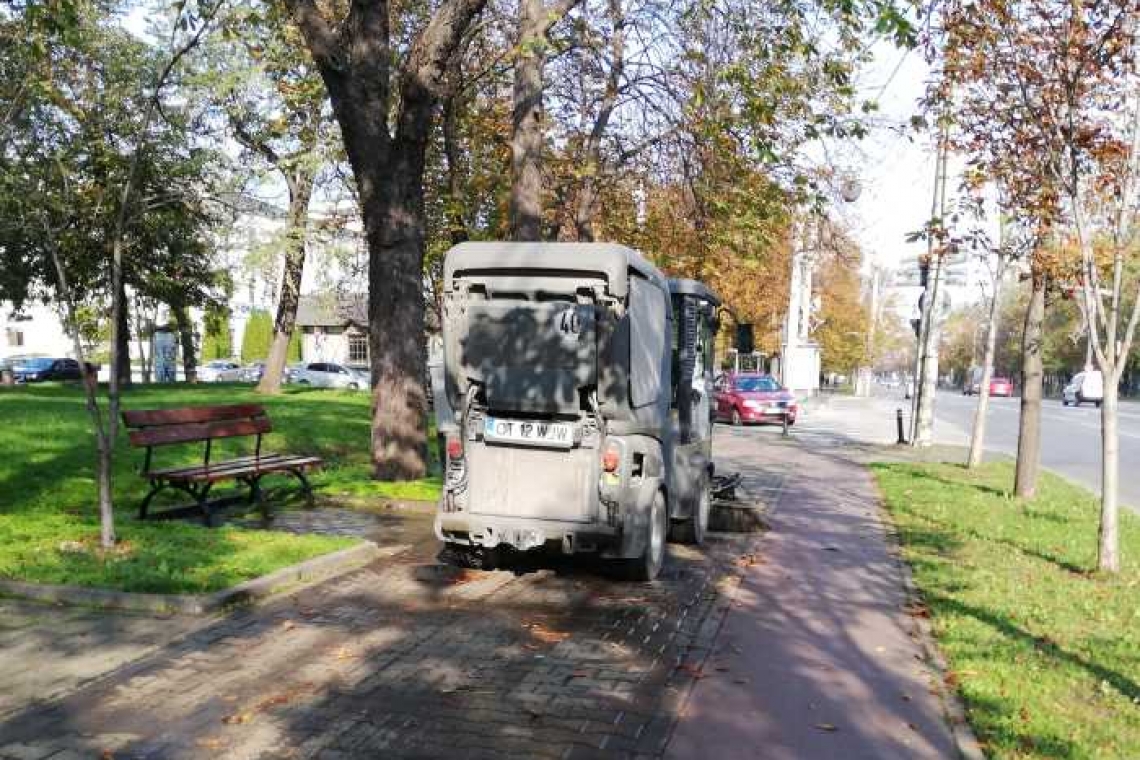 Uitasem că se poate și așa! Mașini de măturat trotuare pe Bulevardul Independenței
