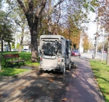 Uitasem că se poate și așa! Mașini de măturat trotuare pe Bulevardul Independenței