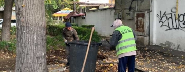 Începe curățenia generală și în curțile școlilor din Ploiești!