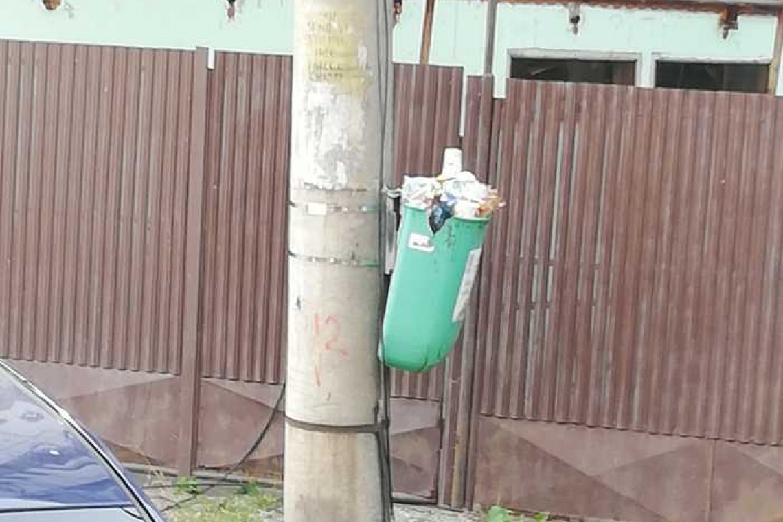 Goliți mai des coșurile de gunoi stradale!