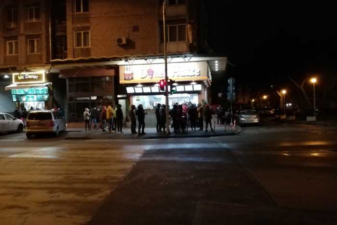 Shaorma cu de toate explodează la Ploiești în plină pandemie! Sunt cozi interminabile!