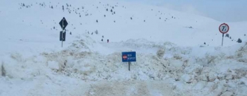 O avalanșă a blocat drumul spre Cabana Cuibul Dorului