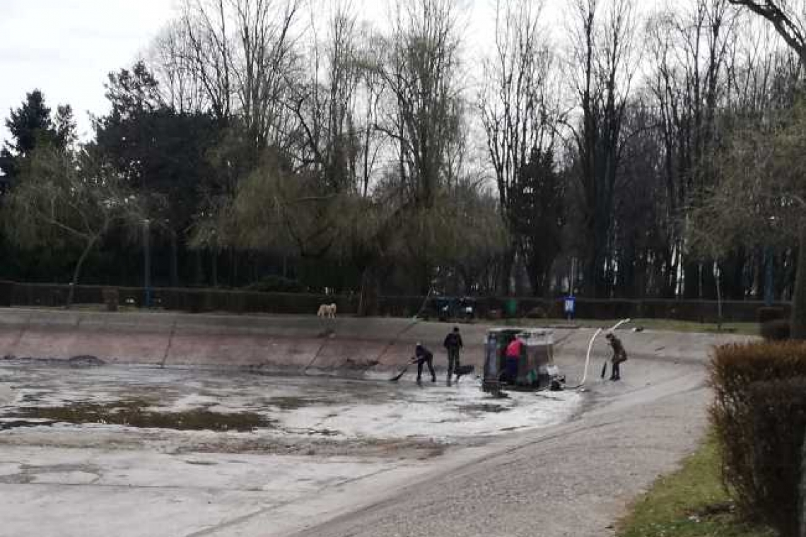 Se lucrează la curățarea lacului de la Sala Sporturilor din Ploiești