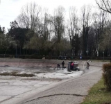 Se lucrează la curățarea lacului de la Sala Sporturilor din Ploiești