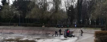 Se lucrează la curățarea lacului de la Sala Sporturilor din Ploiești