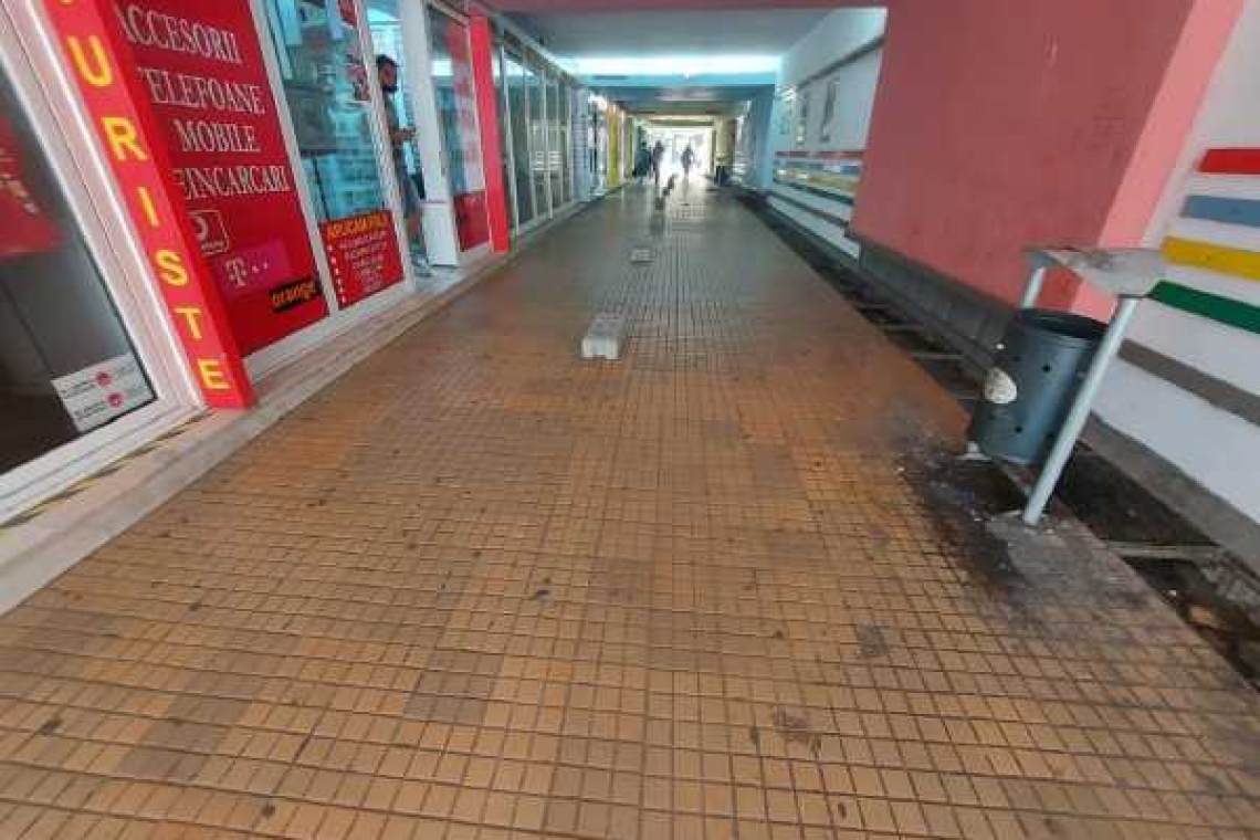 Îți rupeai picioarele pe scări și mirosea crunt a urină!