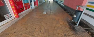 Îți rupeai picioarele pe scări și mirosea crunt a urină!