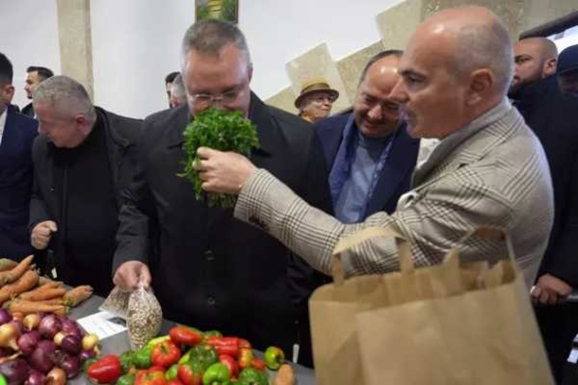 Rareș i-a lui Nicolae cu pătrunjelul pe la nas